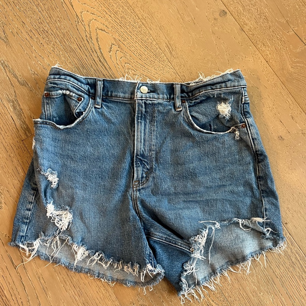 Abercrombie & Fitch 4 inch high rise mom short